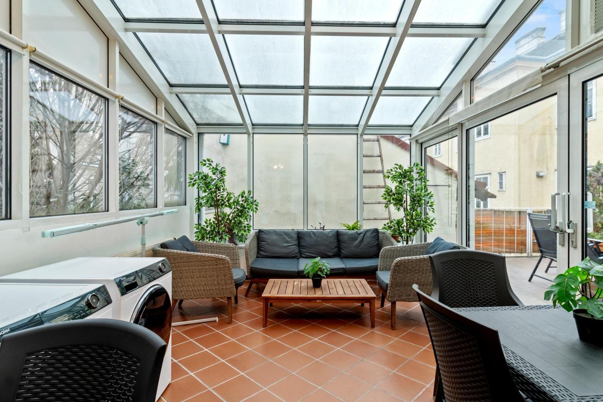 Apartment Very Spacious With A Wintergarden And Terrace, 1 Minute To Tram Station Vienna