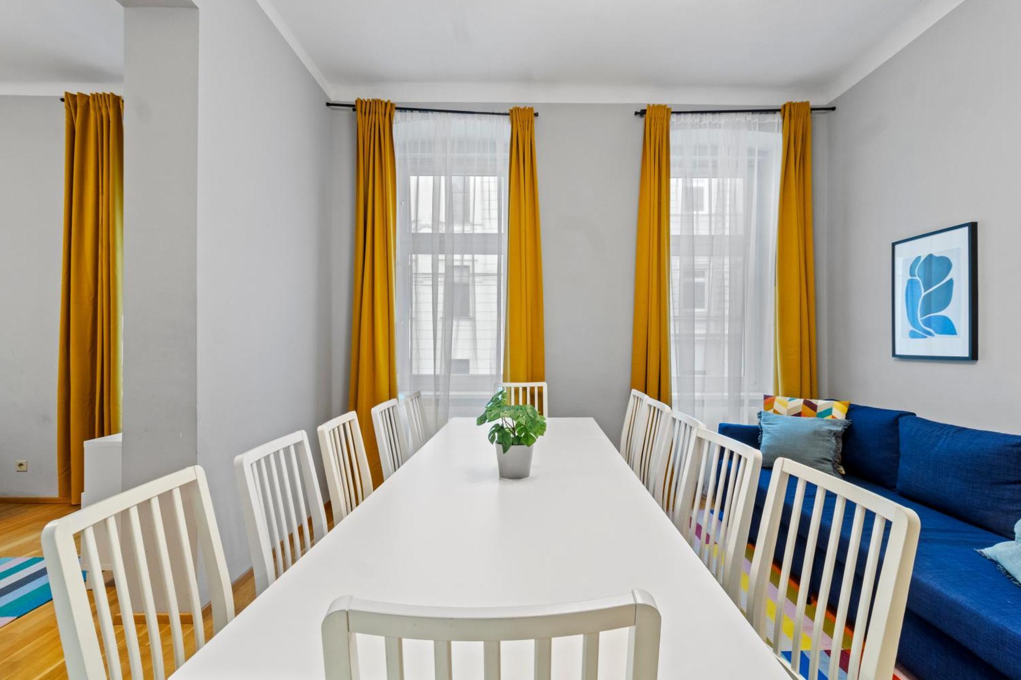 Very Spacious With A Wintergarden And Terrace, 1 Minute To Tram Station *