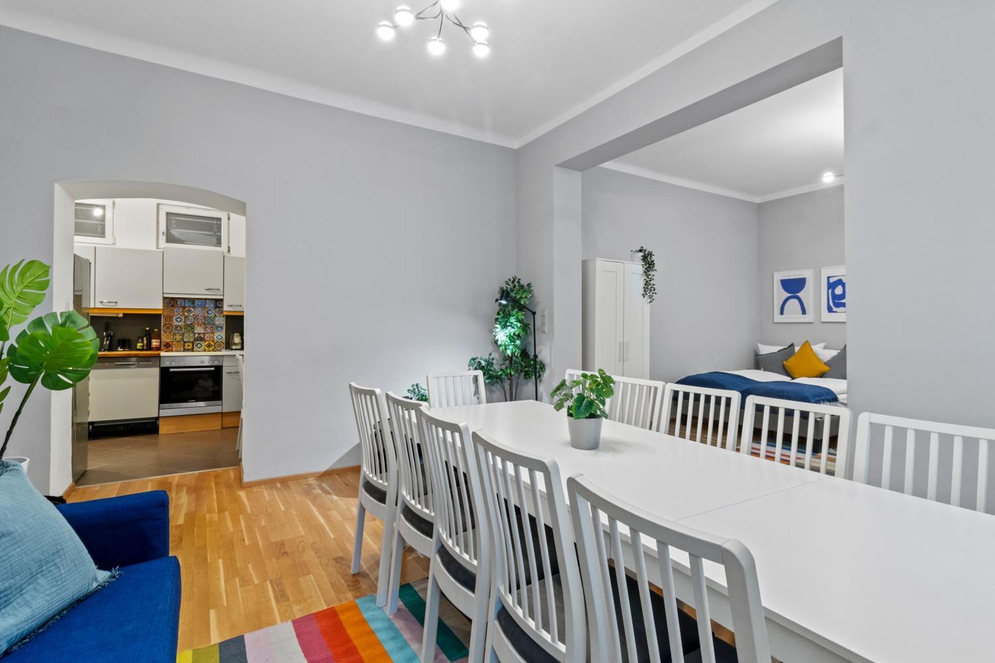 Very Spacious With A Wintergarden And Terrace, 1 Minute To Tram Station * Vienna
