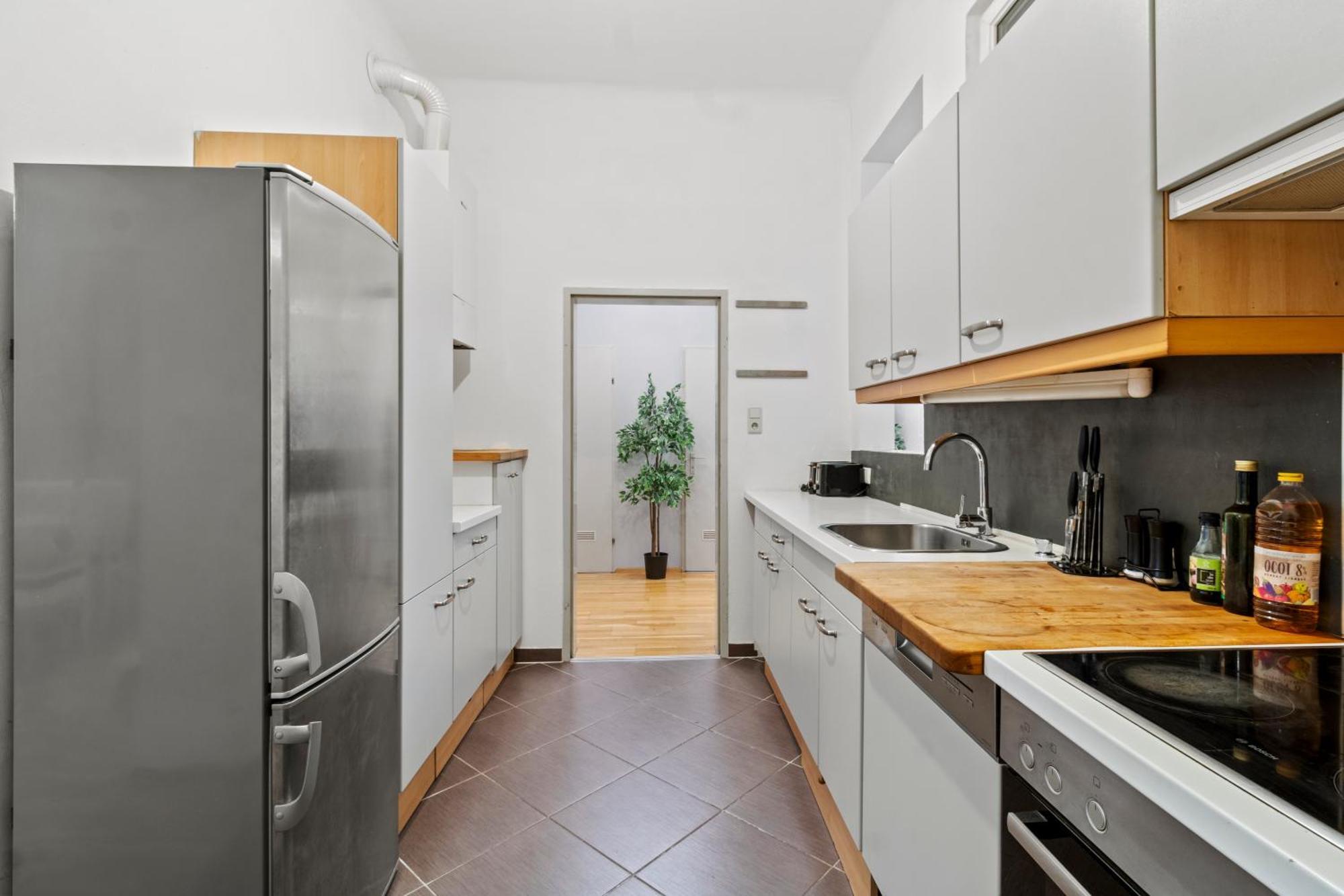 Apartment Very Spacious With A Wintergarden And Terrace, 1 Minute To Tram Station