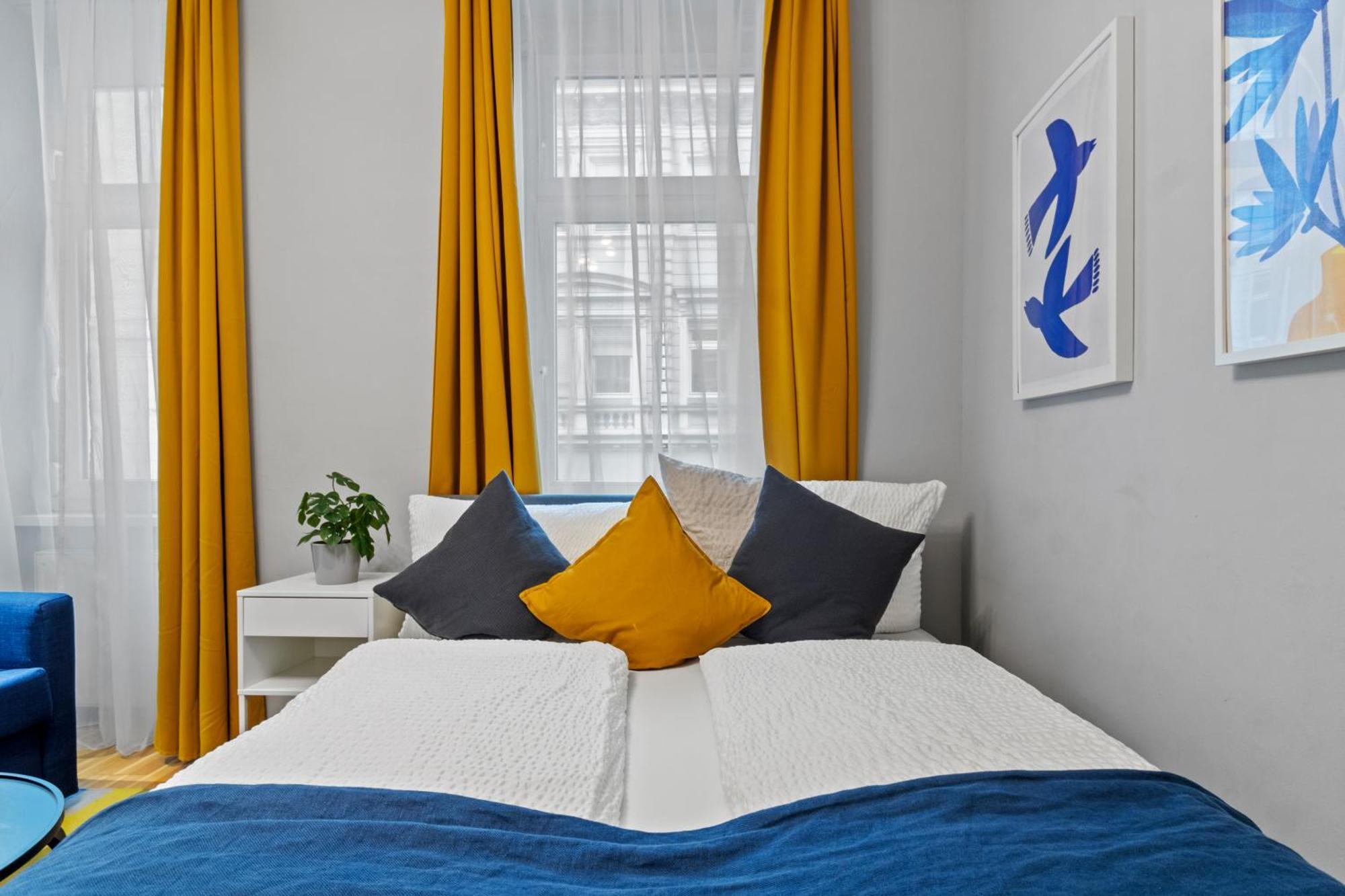 Very Spacious With A Wintergarden And Terrace, 1 Minute To Tram Station