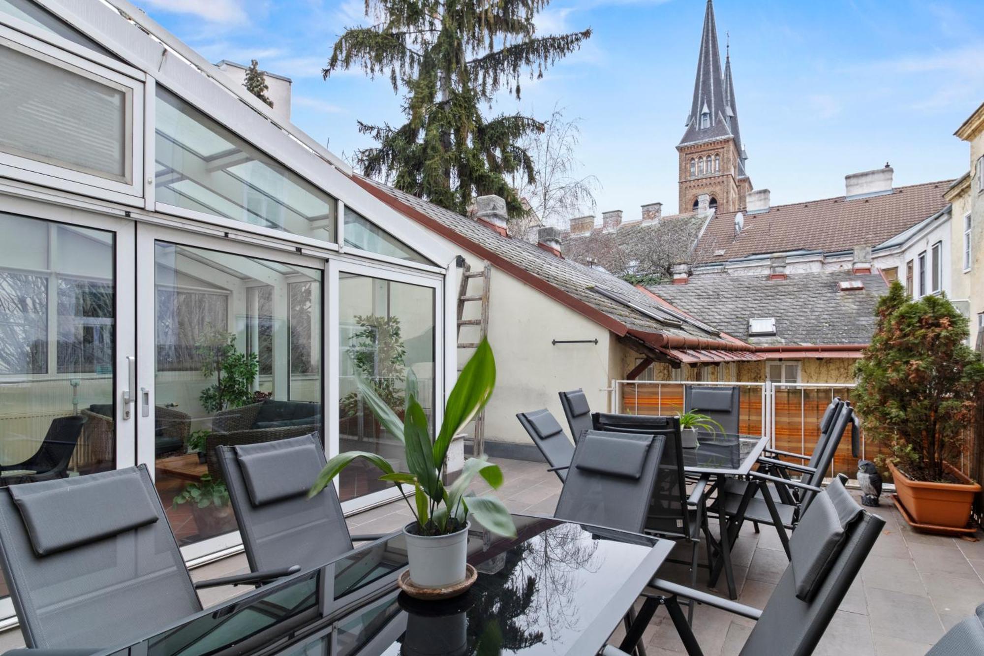 Very Spacious With A Wintergarden And Terrace, 1 Minute To Tram Station Wenen
