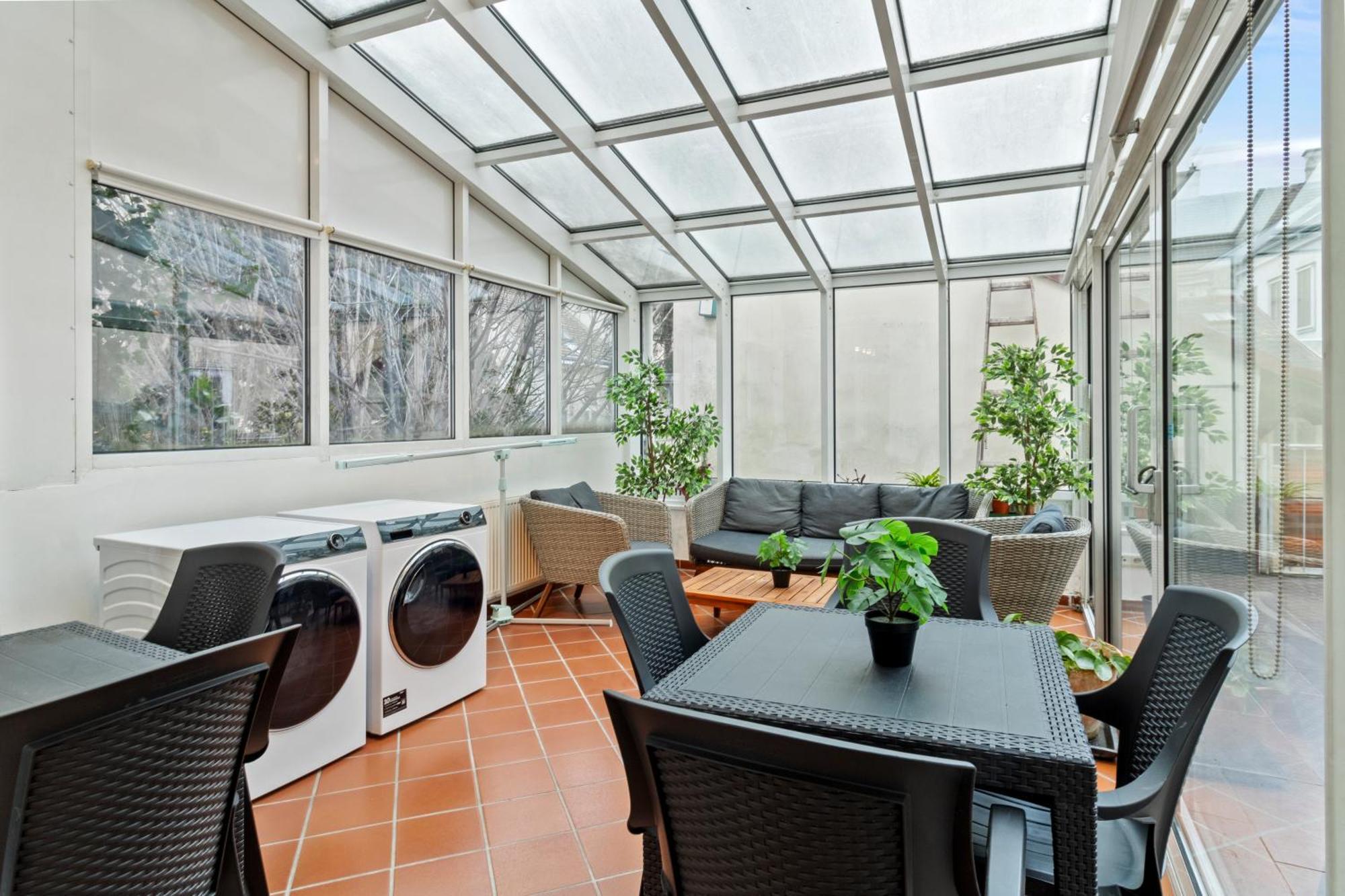 Very Spacious With A Wintergarden And Terrace, 1 Minute To Tram Station * Wenen