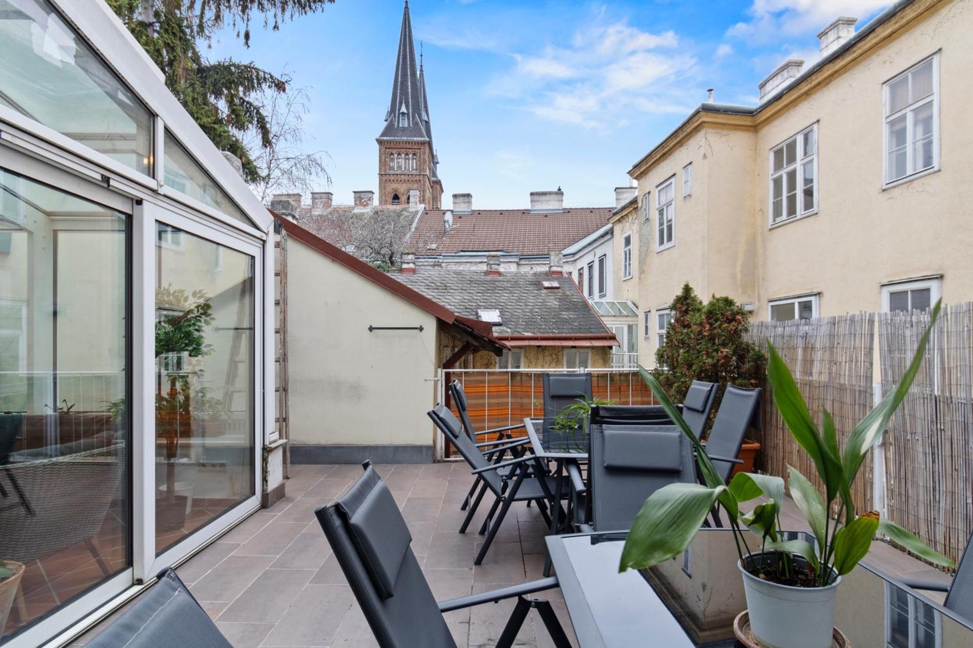 Very Spacious With A Wintergarden And Terrace, 1 Minute To Tram Station Appartement *