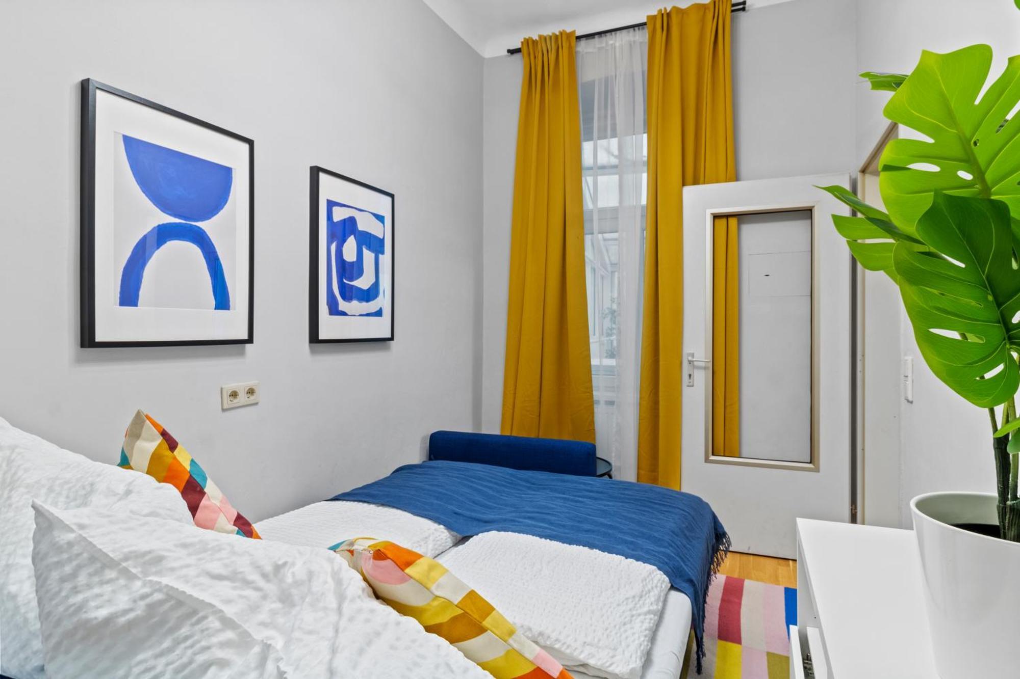 Very Spacious With A Wintergarden And Terrace, 1 Minute To Tram Station Appartement Wenen
