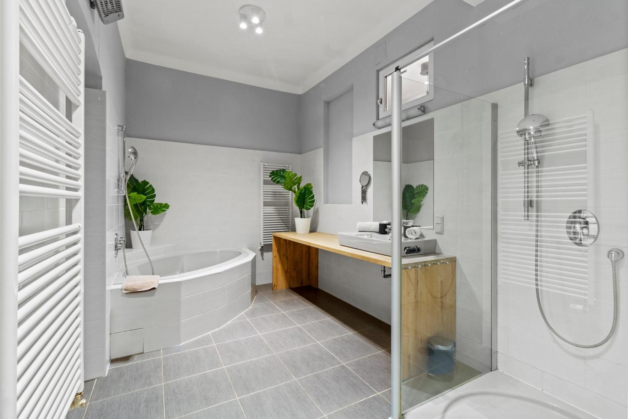 Very Spacious With A Wintergarden And Terrace, 1 Minute To Tram Station